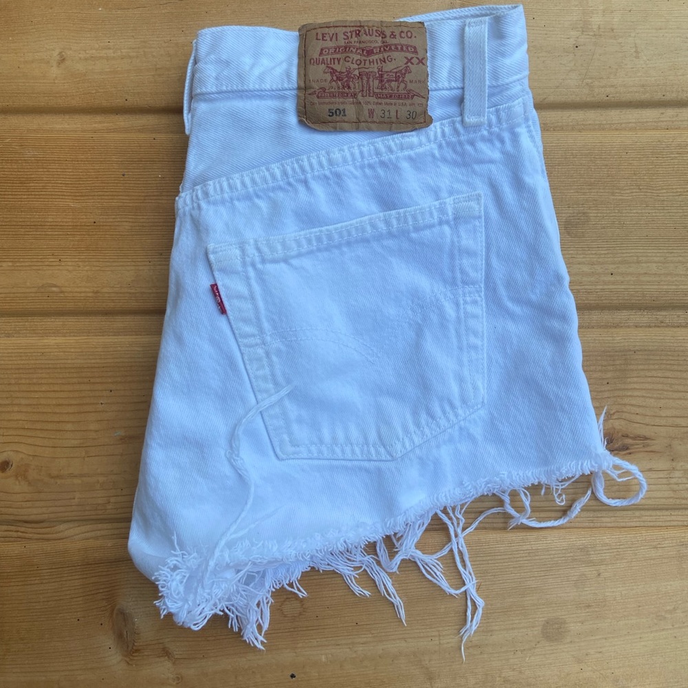 White Levi’s cut off shorts